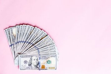 Nowa ustawa o pożyczkach lombardowych – klient i doradca omawiają warunki umowy w lombardzie